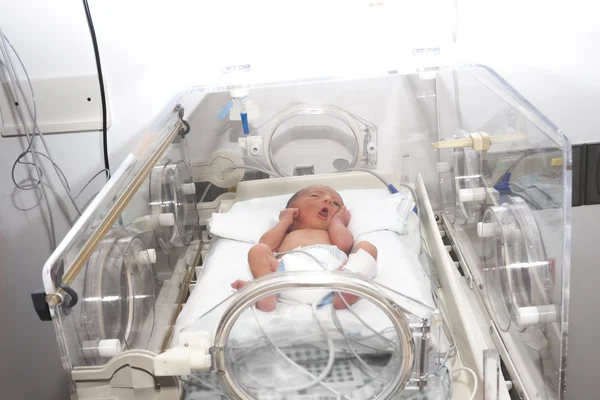 Newborn baby inside incubator — Stock Photo, Image