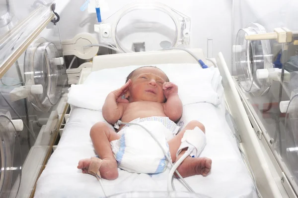 Newborn baby inside incubator — Stock Photo, Image