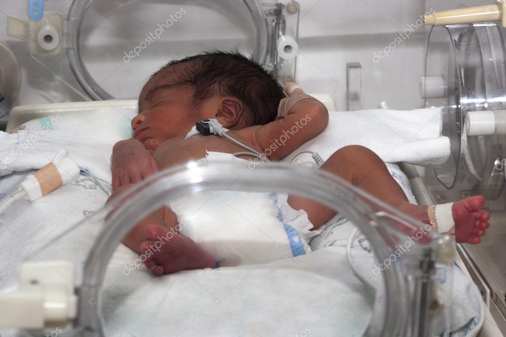 Newborn baby inside incubator — Stock Photo © herjua 57994607