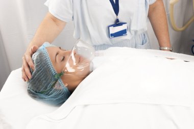 Güzel kadının anestezi alır