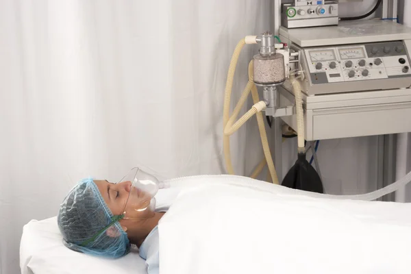 Beautiful patient receives anaesthetic — Stock Photo, Image