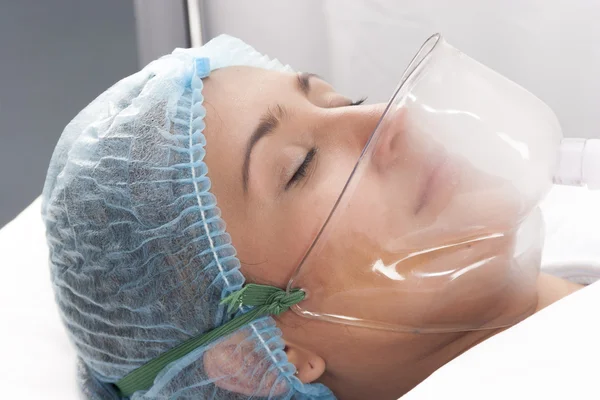 Beautiful patient receives anaesthetic — Stock Photo, Image