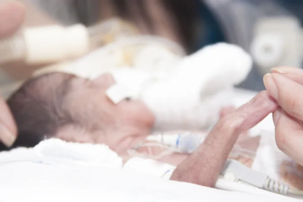 Newborn and hand — Stock Photo, Image