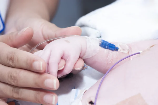 Recién nacido y mano — Foto de Stock