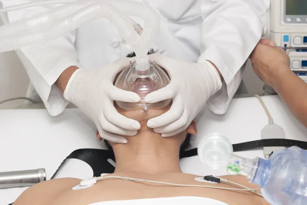 Patienten modtager kunstig ventilation - Stock-foto