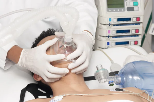 Patienten får konstgjord ventilation — Stockfoto