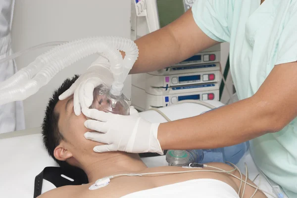 Patient receives artificial ventilation — Stock Photo, Image