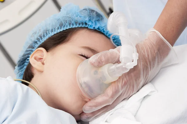 Paciente criança em ventilação artificial — Fotografia de Stock