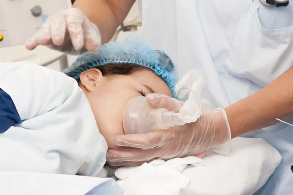 Enfant patient recevant une ventilation artificielle Photos De Stock Libres De Droits