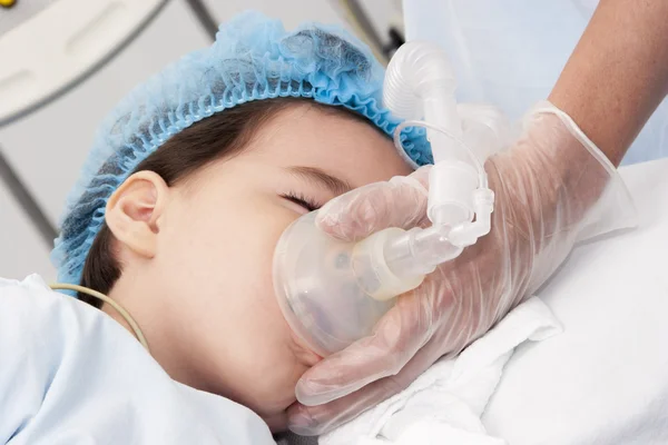 Paziente pediatrico sottoposto a ventilazione artificiale Foto Stock Royalty Free