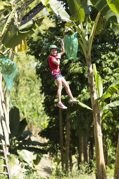 Gelukkig meisje genieten van Zip avontuur — Stockfoto