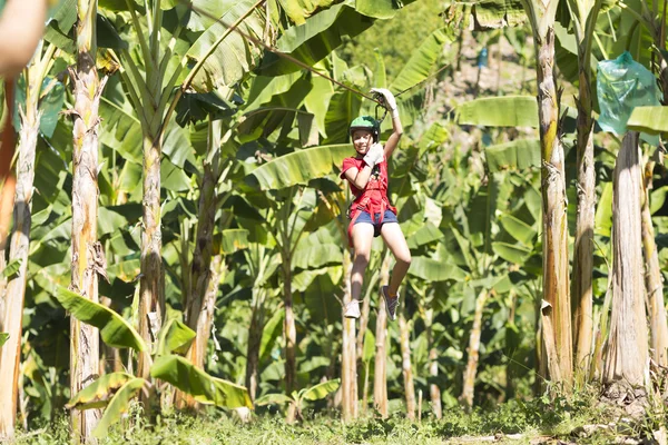 Gelukkig meisje genieten van Zip avontuur — Stockfoto