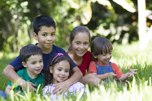 Feliz pequenos meninos e meninas — Fotografia de Stock