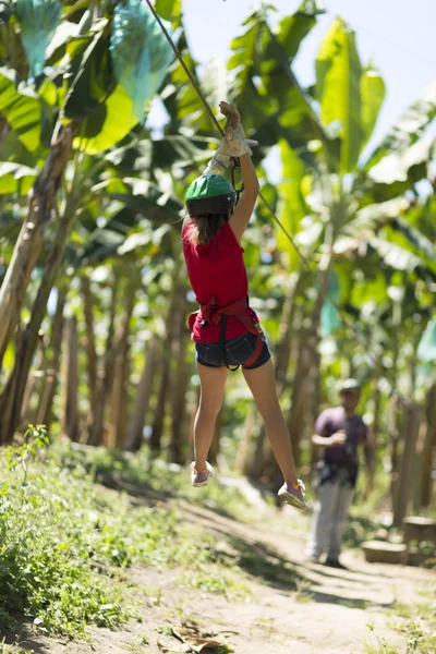 Menina feliz desfrutando de aventura Zip Imagem De Stock