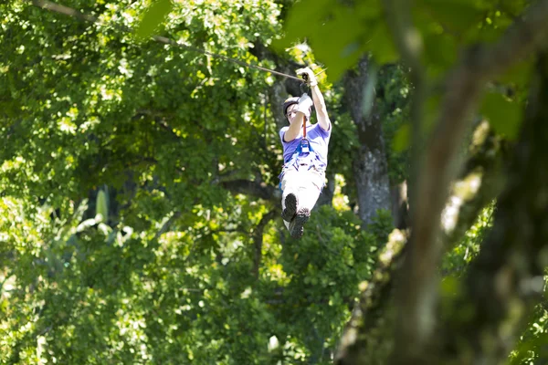 Happy Man Profitant de l'aventure Zip Images De Stock Libres De Droits