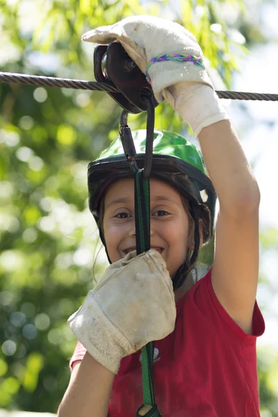 Happy Girl profiter de l'aventure Zip Photo De Stock