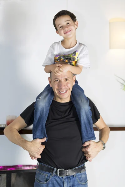 Felice bambino scherzo con papà — Foto Stock