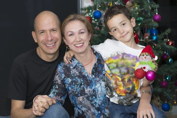 Família feliz desfrutando em casa no Natal — Fotografia de Stock