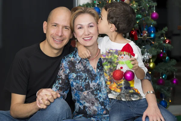 Familia feliz disfrutando en casa en Navidad — Foto de Stock