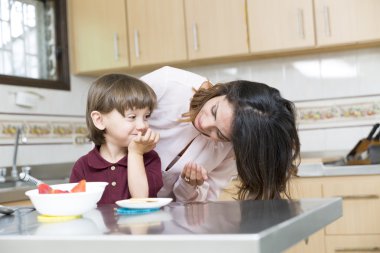 Mutlu anne ve oğlu having kahvaltı