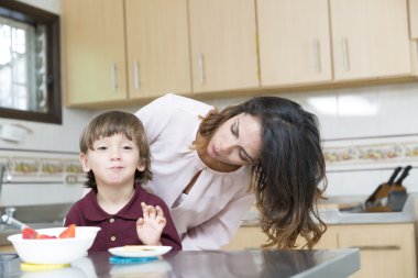 Mutlu anne ve oğlu having kahvaltı