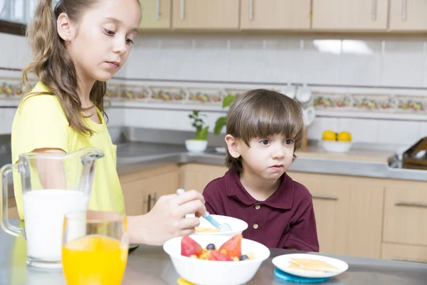 De gelukkige kinderen ontbijten — Stockfoto