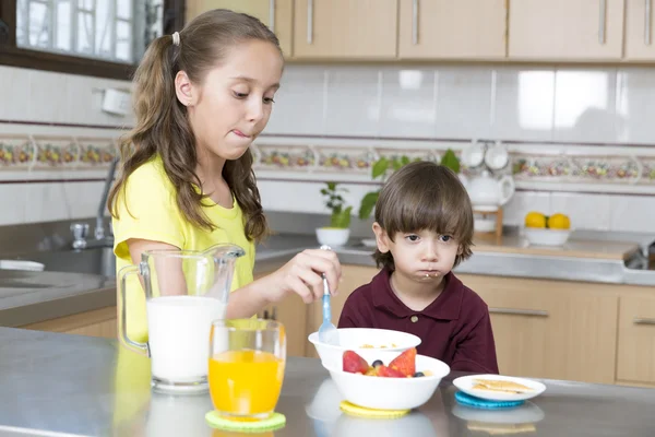 De gelukkige kinderen ontbijten — Stockfoto