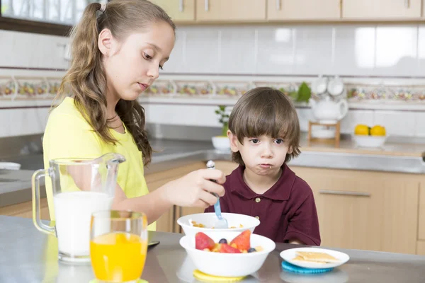 De gelukkige kinderen ontbijten — Stockfoto