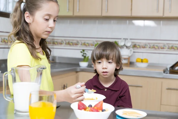 De gelukkige kinderen ontbijten — Stockfoto