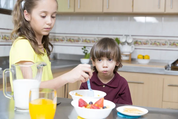 De gelukkige kinderen ontbijten — Stockfoto