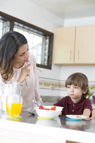 Gelukkig moeder en haar jongen ontbijten — Stockfoto