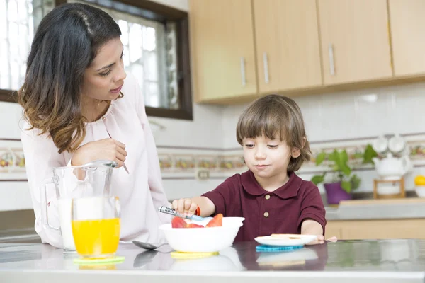 Mutlu anne ve oğlu having kahvaltı — Stok fotoğraf