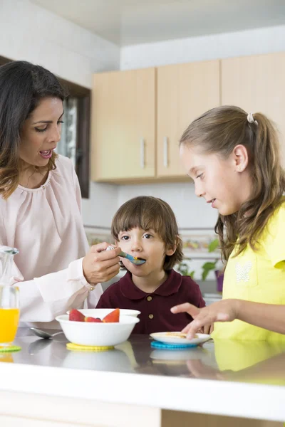 Güzel anne ve çocukları having kahvaltı — Stok fotoğraf