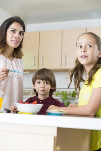 Bella madre e i suoi figli che fanno colazione — Foto Stock