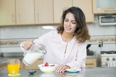 çekici bir kadın kahvaltı