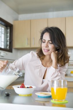 çekici bir kadın kahvaltı