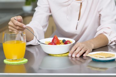 çekici bir kadın kahvaltı