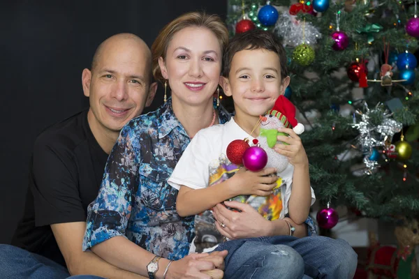 Familia feliz disfrutando en casa en Navidad —  Fotos de Stock