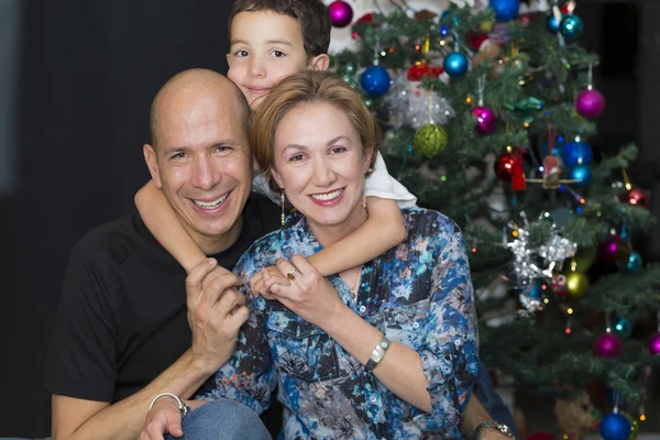 Glückliche Familie genießt Weihnachten zu Hause — Stockfoto