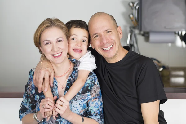 Familia feliz disfrutando en casa —  Fotos de Stock