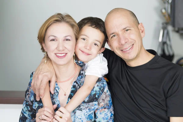 Familia feliz disfrutando en casa — Foto de Stock