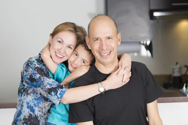 Familia feliz disfrutando en casa — Foto de Stock