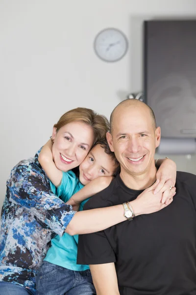 Lycklig familj njuta hemma — Stockfoto