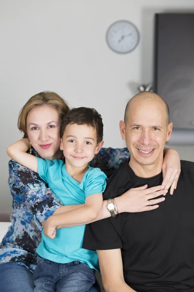 Família feliz desfrutando em casa — Fotografia de Stock