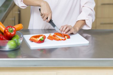 Tatlı kadın kesme taze sebze üzerinde