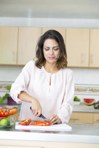 Beautiful Young woman cutting vegetables — Stock Photo, Image