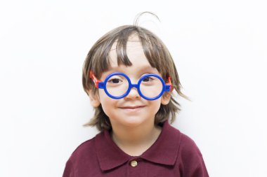 Mutlu küçük çocuk gözlük takıyor