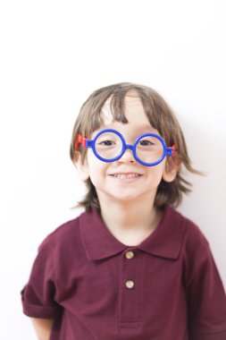 Mutlu küçük çocuk gözlük takıyor