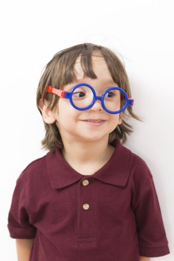 Mutlu küçük çocuk gözlük takıyor