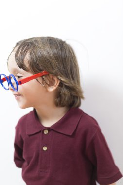 Mutlu küçük çocuk gözlük takıyor